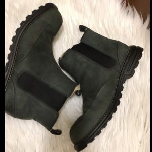 Ugg brand Chelsea boots - real shearling!
